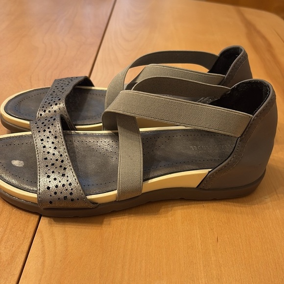 Alexis Bendel woman’s Gray Sandals.  Size 8.5 - Picture 4 of 8